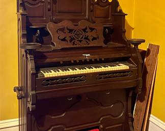 ANTIQUE PUMP ORGAN
