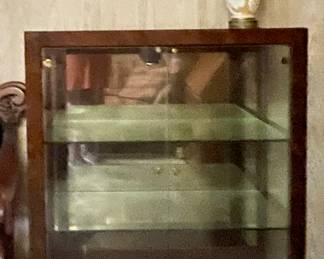 VINTAGE DISPLAY CABINET, LAMP