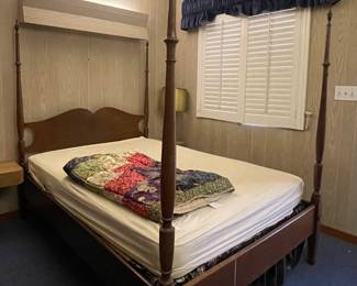 ANTIQUE 4 POSTER BED, MATTRESS, BEDDING
