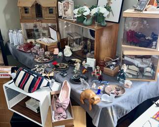Lots of quality doll house miniatures