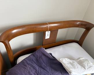 there are 2 twin beds