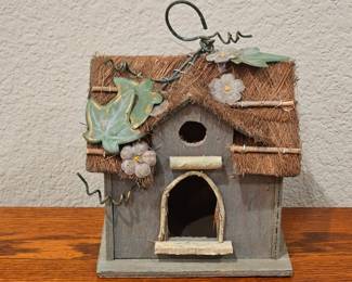 Rustic Chic Birdhouse w/ Thatched Roof & Leaves