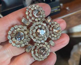 LOTS OF VINTAGE BROOCHES