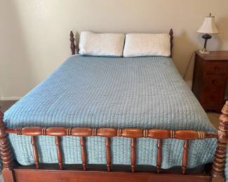in great shape, queen size bed