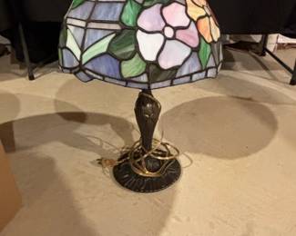 Vintage Floral Stained Glass Table Lamp