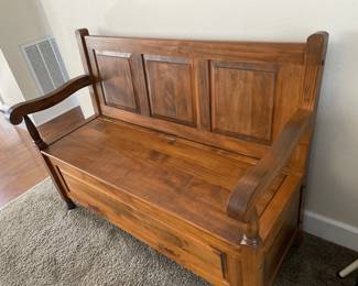 bench w/storage
