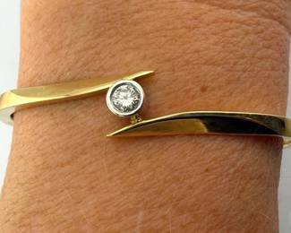 14kt and bezel set diamond hinged bangle