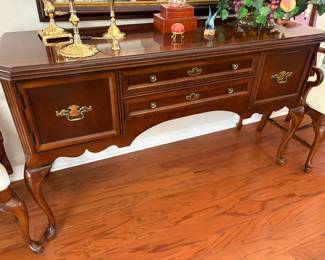 Beautiful Queen Ann Style Buffet/Sideboard 