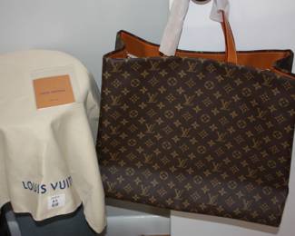 Louis Vuitton bag w/straps & bag included