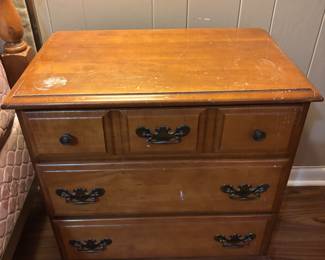 Yorktown by Flanders Maple wood
(2)nightstands 3 drawers $75.00 each
24”w 15”d 26”t