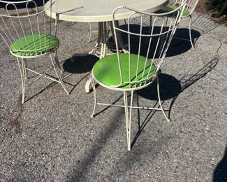 Vintage White Patio Table & 4 Metal Chairs $ 250.00. Tbl: 42”diameter 27” t
Chr: 16.5”diameter 35”t