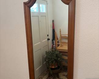 Foyer Console Table and mirror $150 set
32.5”w 11.5”d 29.25”t mirror 16”w 40”t