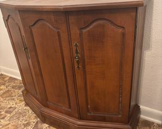 Foyer Console Table and mirror $150 set
32.5”w 11.5”d 29.25”t mirror 16”w 40”t