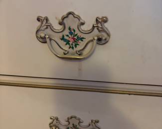 White w Gold trim MCM desk and chair wood $150.00   Desk: 40”w 18”d 30”t
Chair: 18”w 16”d 28”t