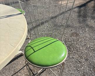 Vintage White Patio Table & 4 Metal Chairs $ 250.00. Tbl: 42”diameter 27” t
Chr: 16.5”diameter 35”t