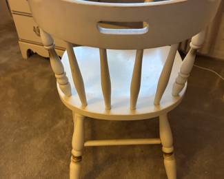 White w Gold trim MCM desk and chair wood $150.00   Desk: 40”w 18”d 30”t
Chair: 18”w 16”d 28”t