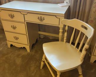 White w Gold trim MCM desk and chair wood $150.00   Desk: 40”w 18”d 30”t
Chair: 18”w 16”d 28”t