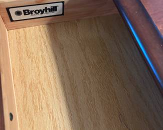 Broyhill End Tables $175 each
22”w 27”d 22.5”t rectangular
23”w 27”d 23”t oval top