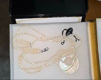 Honora Baroque Pearl and Mother of Pearl Pendant Necklace second image