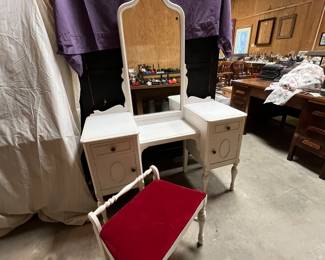 F11. White Vanity w/Mirror & Sm Bench-2 Drawers-2 Doors		47” x 18” x 68”