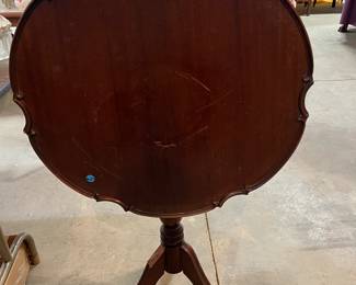 F42. Pie Crust Table-Tilt Top										24”D x 27.5”