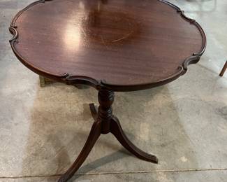 F42. Pie Crust Table-Tilt Top										24”D x 27.5”