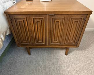 Broyhill Sculptra Mid Century Modern Nightstand
