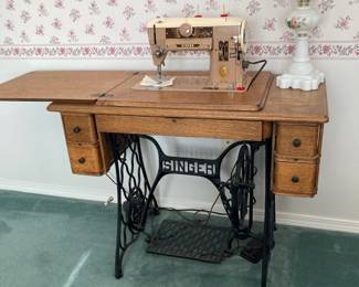 Singer Model 401A Slant-O-Matic Sewing Machine & Table