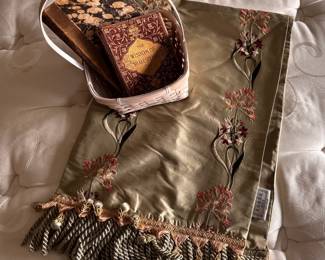 Rodeo Home 100% Silk Floral Embroidered Table Runner, 1917 The Wisdom of Shakespeare: Being Extracts from his Prose and Verse