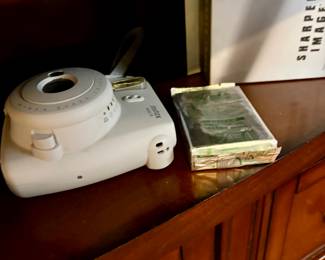 Instant camera 
