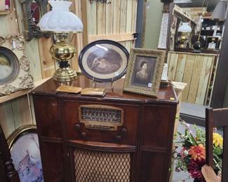 Non-working floor model radio