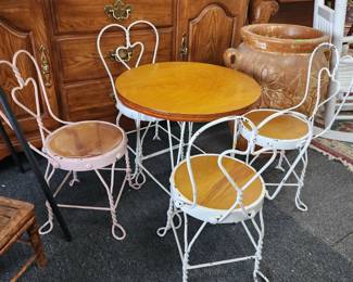 Child's ice cream table/4 chairs