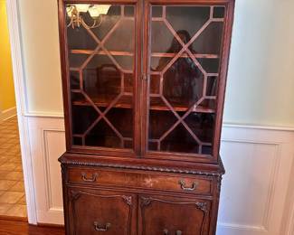 Chippendale. Cabinet