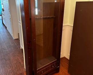 Gun cabinet
