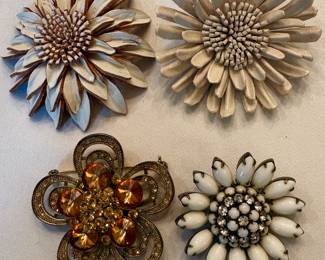 Brooches, including Schreiner lower R