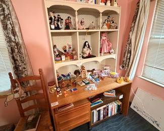 Dolls and decor from around the world. Beautiful Queen Louise c1880 doll