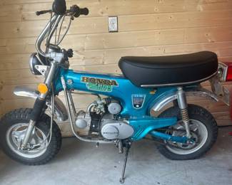 Equipped with a 4-stroke engine, manual kick-start, and rear shocks