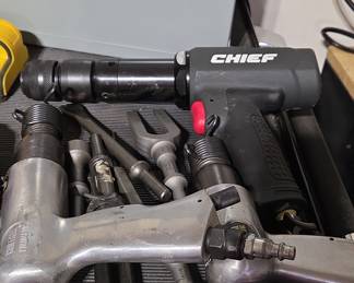 Chief CH401LB Professional Long Barrel Air Hammer with Chisel Set
