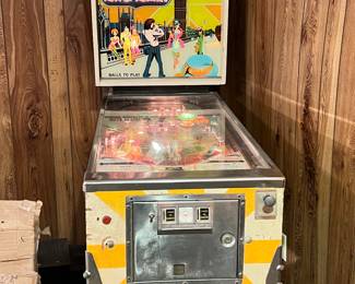 Vintage Pinball Machine (Needs work)