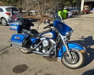 Take a look at this beauty… a 1996 Blue Harley Davidson Electra Glide.