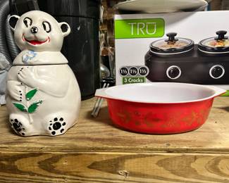 Bear cookie jar and an oblong Pyrex bowl