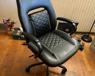 very clean office chair - very comfortable!!