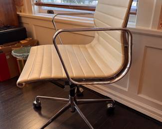 Herman Miller Eames Aluminum Group Management Leather Chair. Photo 2 of 2.