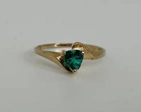 10K Gold with Green Heart Stone Ring - Size 7 (1.3 Grams)