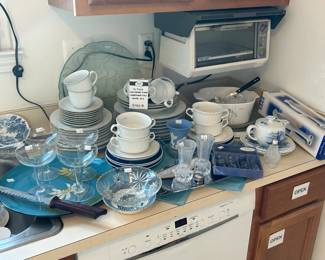 36 Piece Christopher Stuart Ambassador Gold China Set