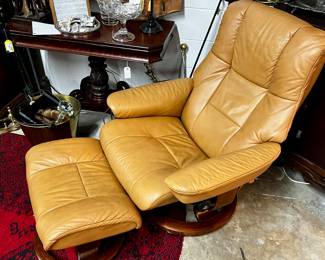 Stressless Mayfair Classic Recliner & Ottoman