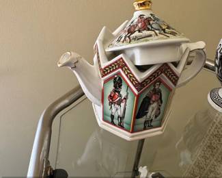 Sadler The Duke of Wellington Soldiers of the Queen Teapot third image