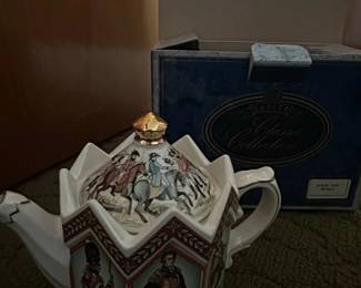 Sadler Classic Collection Waterloo Minster Teapot