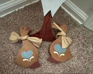 Wooden Porch Goose with Ducklings Lawn Decoration second image