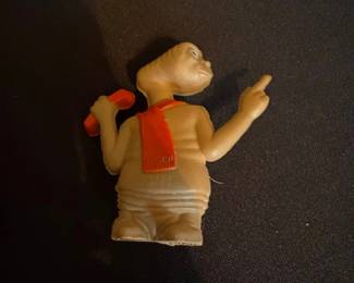 E.T. the ExtraTerrestrial PVC Figure with Phone and Scarf